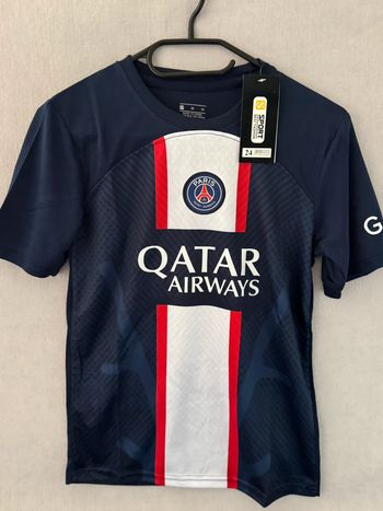 Ensemble maillot short chaussettes neuf. cadeau offert pour tout achat