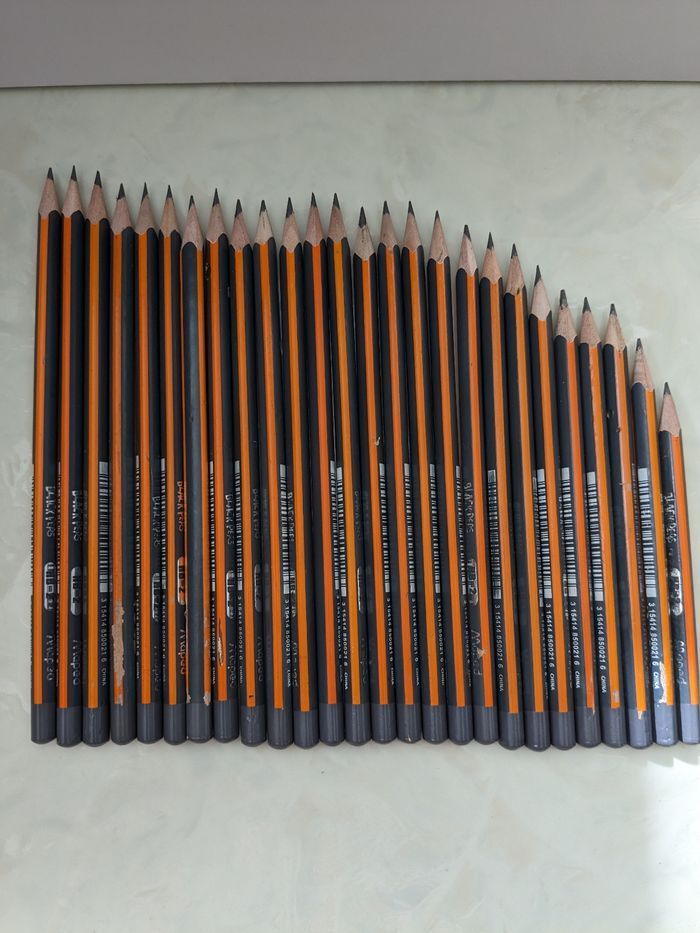 Lot de 26 crayons de papier Maped HB 2, ergonomiques, triangulaires.