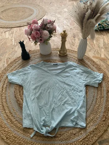 Blouse à noeud bleu