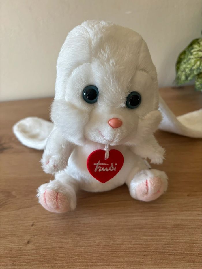 Doudou peluche lapin blanc grandes oreilles médaillon rouge trudi - photo numéro 4