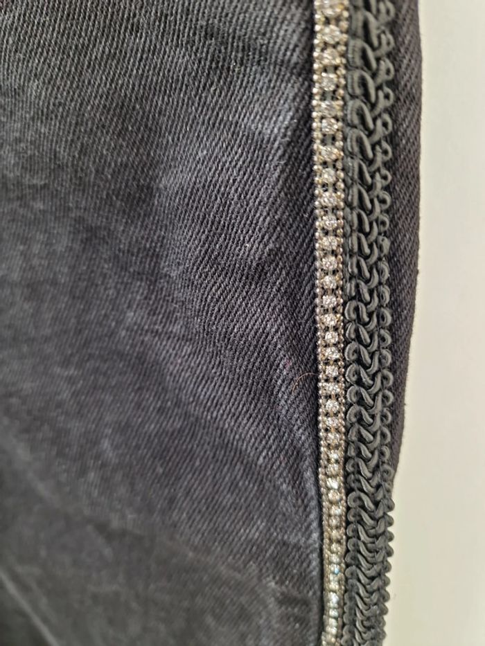 Jeans Noir Avec Bandes Rivière De Diamants Strass Et Broderie Noire - photo numéro 3