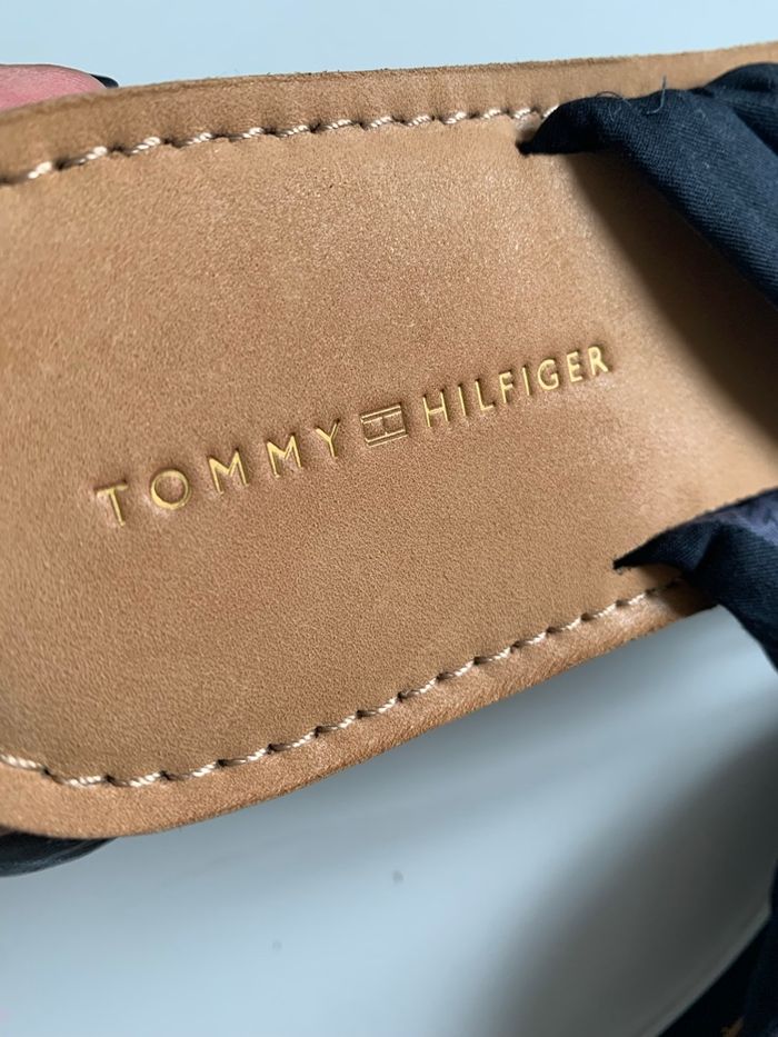 Jolies tongs Tommy Hilfiger taille 37 - photo numéro 4