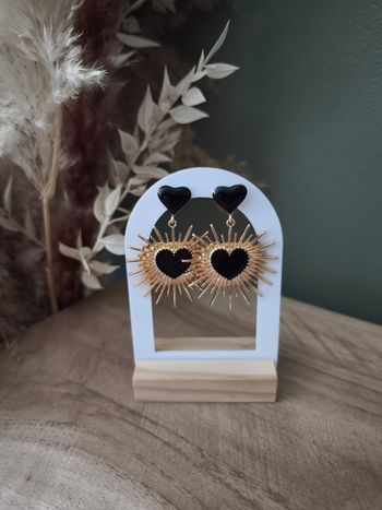 Paire de boucles d'oreilles coeur noir pendantes ex voto rayonnant 