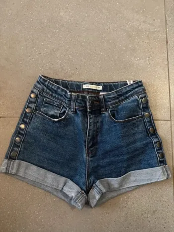Short en jean IKKS, très bon état ,taille 32cm largeur 27cm de longueur