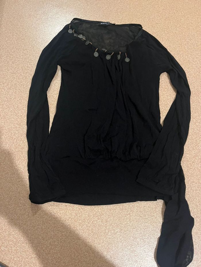 haut noir avec des broches