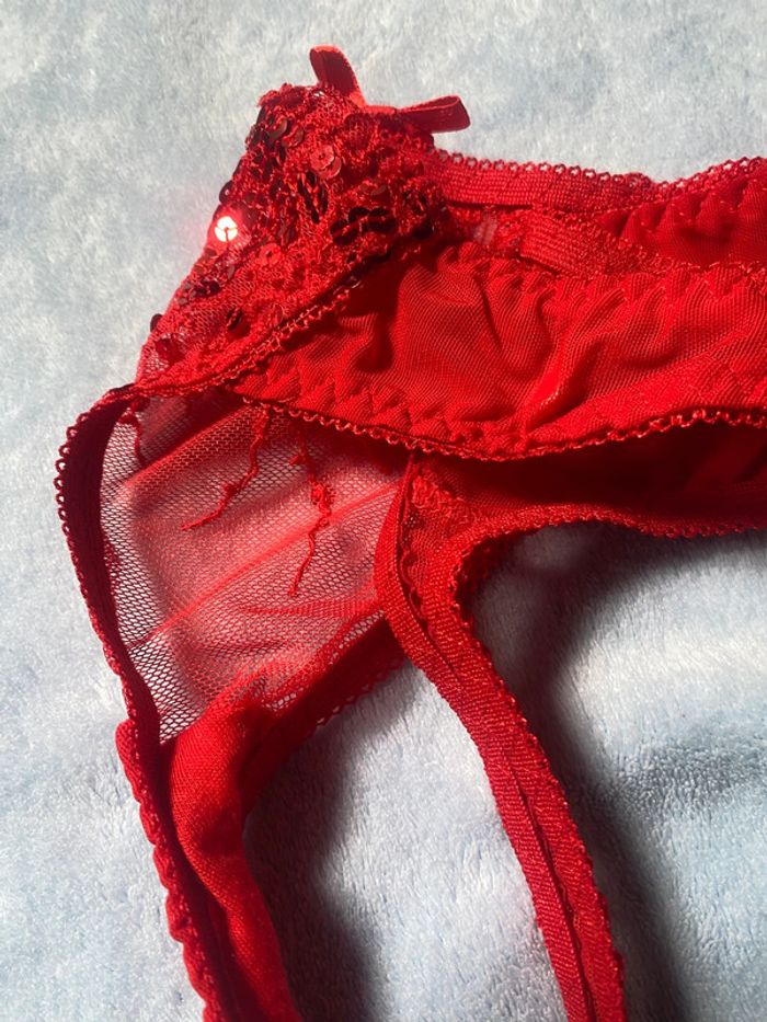 String rouge orné sequins - photo numéro 5