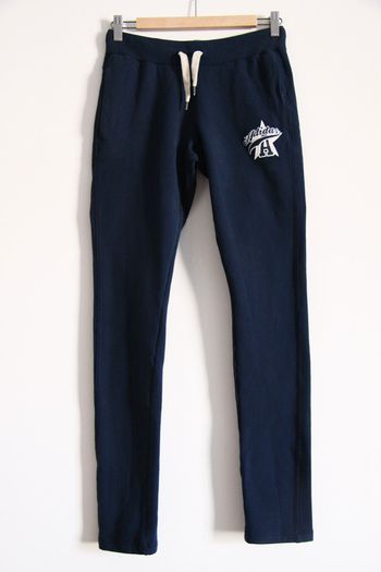 Jogging skinny Adidas (Neo) bleu marine avec broderie et impression style college US / Université