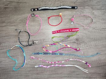 Lot 12 bracelets divers Fille ( tissus etc .)