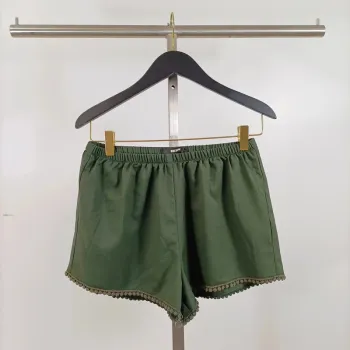 Short vert kaki Bik Bok en maille légère – taille S, détails festonnés à la base A1064
