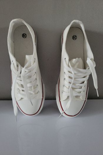 Baskets blanches style Converse – neuves – T39