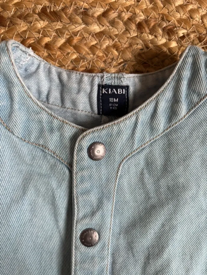 Combishort salopette en jean Kiabi 18 mois parfait état - photo numéro 2