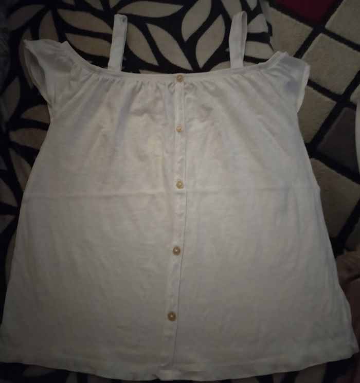 Haut blanc avec boutons dorées "Kiabi" en coton neuf