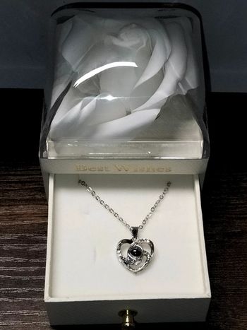 Coffret rose blanche avec collier perle ou c'est écrit je t'aime en 100 langues a l'intérieur