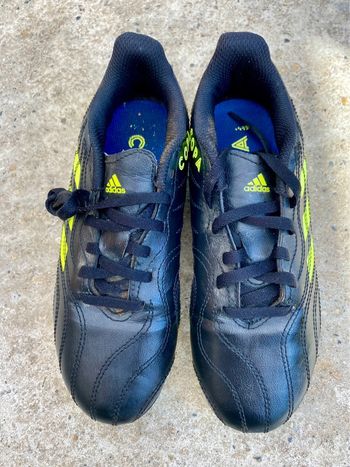 Chaussures de foot à crampons pointure 35 marque adidas