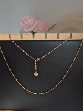 Long collier style gigi en acier inoxydable dorée perles allongée rose clair
