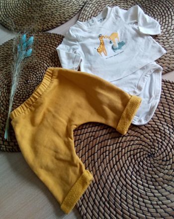 Ensemble pantalon moutarde+ tee shirt imprimé body intégré Vertbaudet taille 1 mois