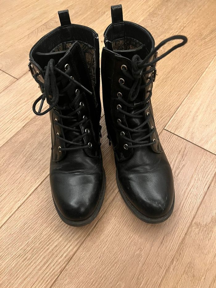 Vends paires de bottines noires a ficeler et zipper philov de chaussea taille 39 bon etat