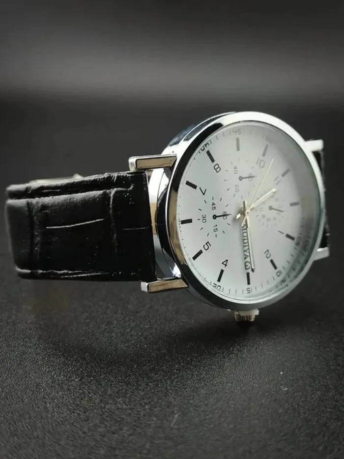 Montre noire, précise, discrète, homme
