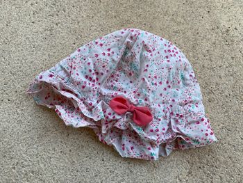 Chapeau Du pareil au même  Blanc à fleur fushia et corail