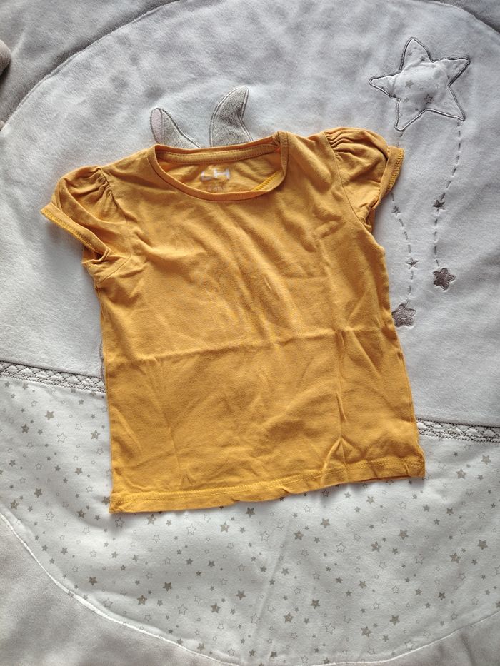 T shirt moutarde - photo numéro 1