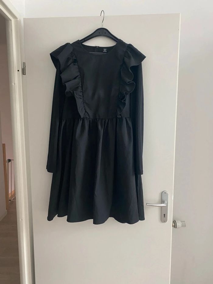 Robe noire a volants