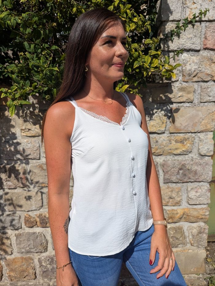 Top fluide Genève blanc col en V dentelle
TU