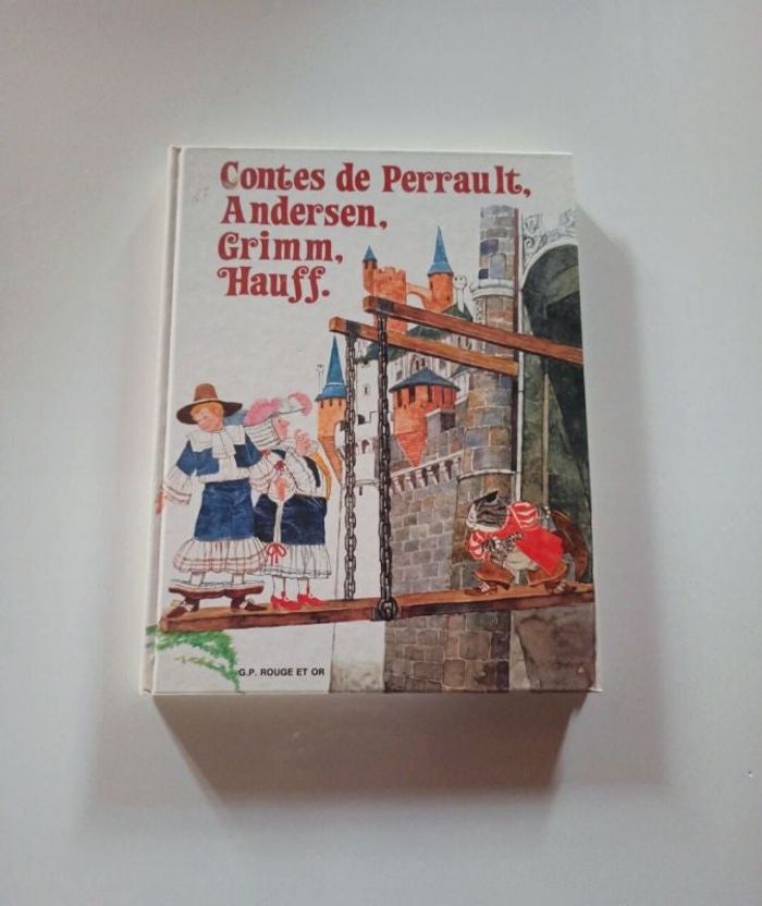Livre des contes de Perrault Andersen Grimm hauff