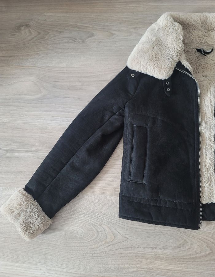 Veste noire  avec col en fourure - photo numéro 2