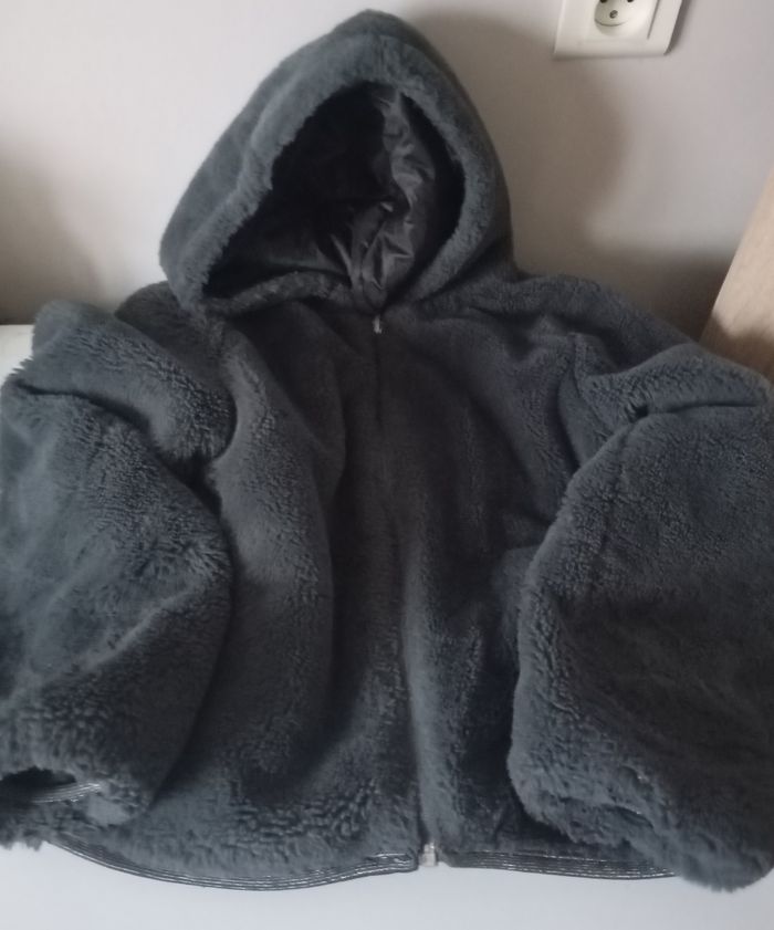Blouson doudoune réversible.8/10 ans . Polyester et fausse fourrure . Noir , gris anthracite et paillettes. Parfait état . - photo numéro 5