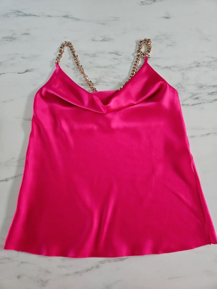 Made in Italy. Top fushia satiné bretelles dorée taille M