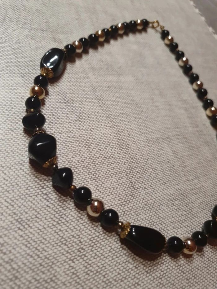 Collier noir et or
