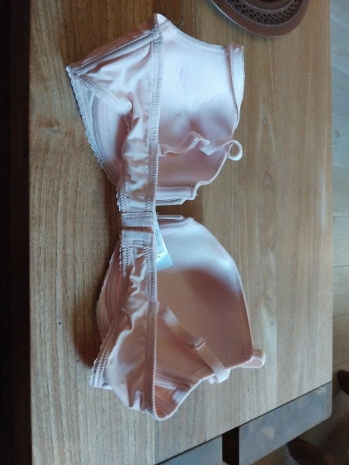 Soutien gorge rose - photo numéro 4