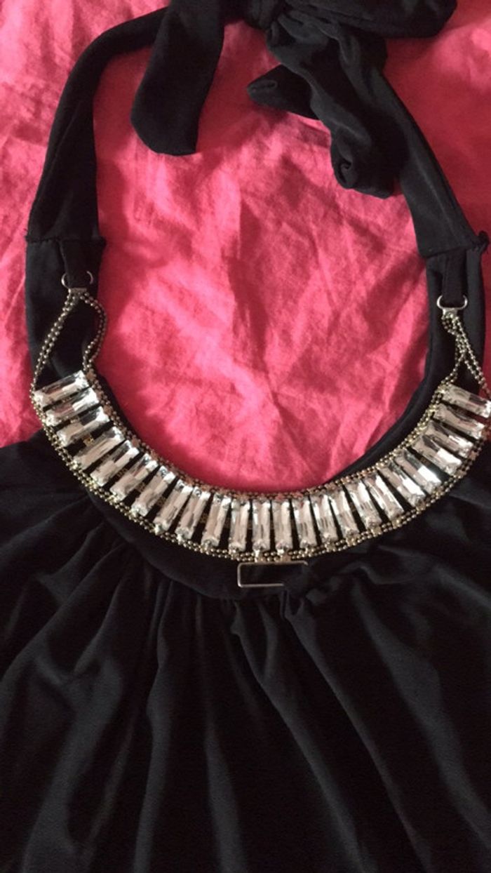 Haut dos nu avec collier - photo numéro 2
