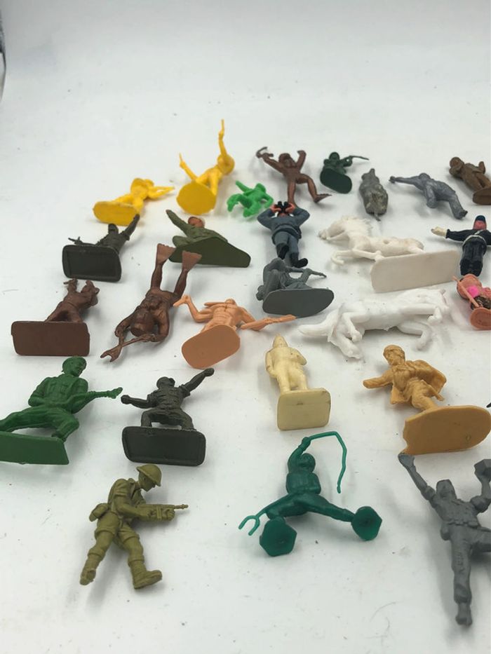 Lot de 39 figurines Soldats Plastiques divers - photo numéro 2