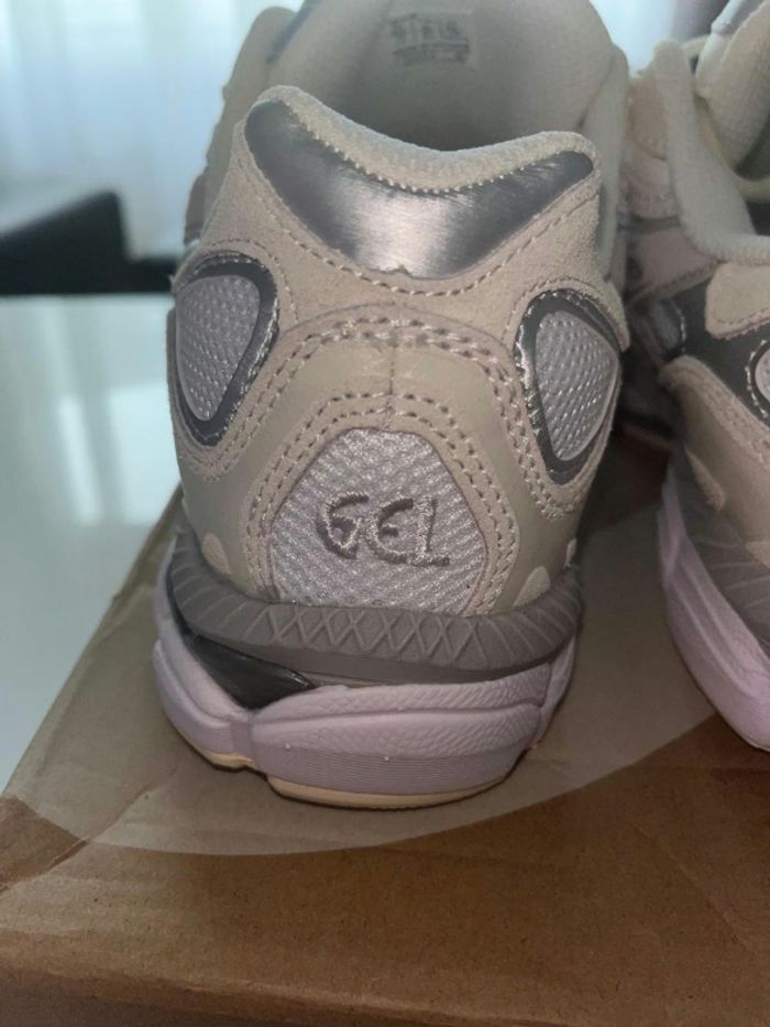 Chaussure asics gel nyc beige grise - photo numéro 3