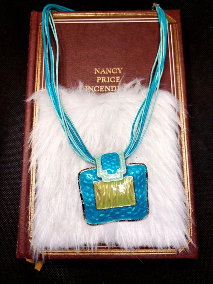 Magnifique collier cordelette bleu avec médaillon nacré vintage 00's Y2k