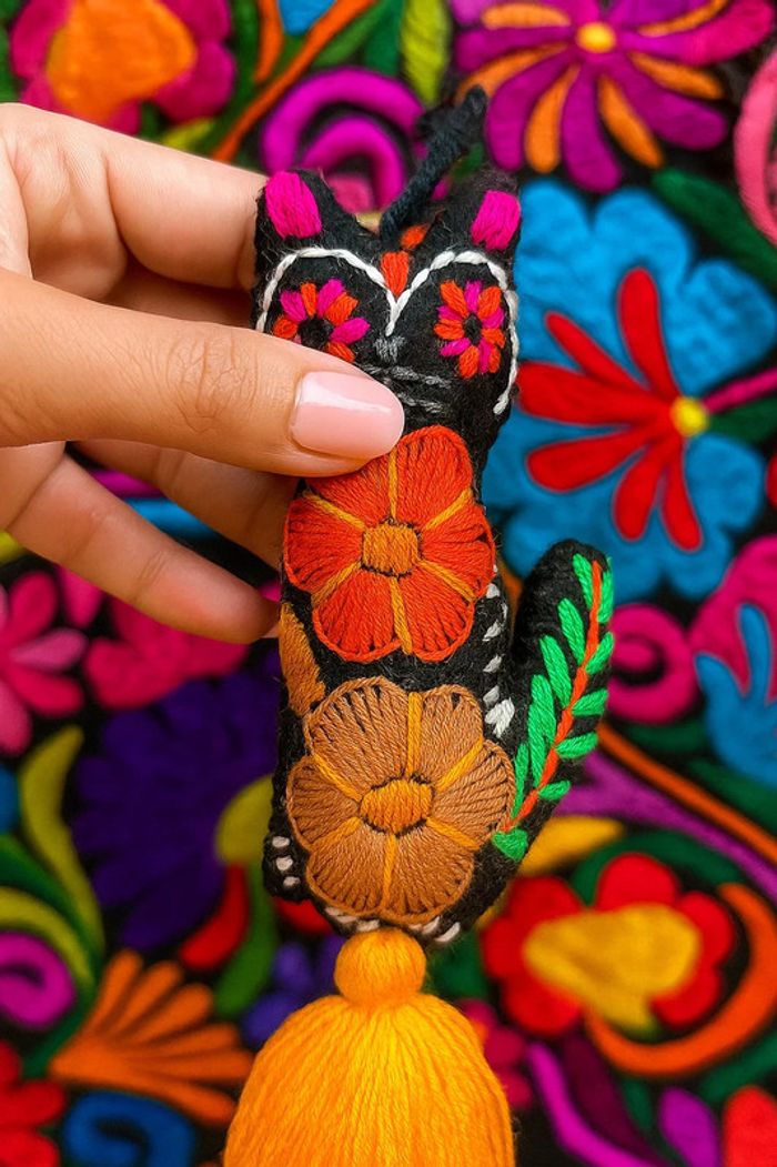 🌸 Day of the Dead Black Cat Ornament – Hand-Embroidered Unique Piece with Tassels - photo numéro 2