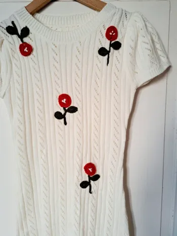 Robe longue en maille motifs fleurs. Esprit vintage.