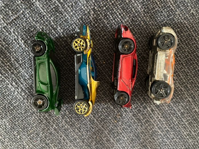 4 petites voitures hot wheels - photo numéro 4