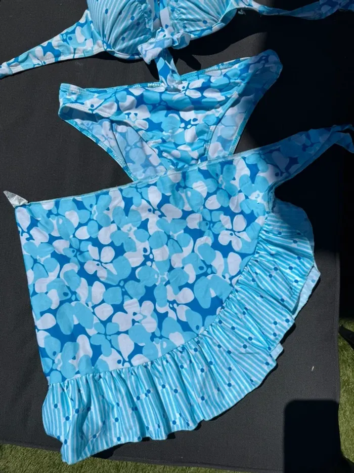 Neuf lot de 2 maillots de bain 2 pièces + paréos taille L - photo numéro 9
