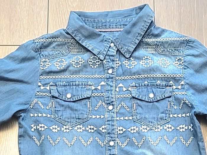 Belle chemise en jean fin. Fille 8 ans. Marque Okaidi - photo numéro 2