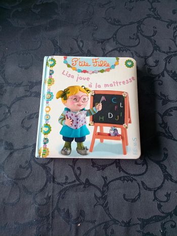 Lisa joue à la maîtresse