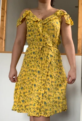 Robe jaune fleurs fendue été