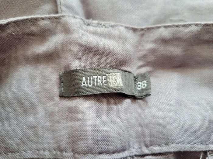 Pantalon en Ramie et Coton
couleur gris violacé multipoches
taille M 38 - photo numéro 3