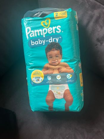 Un  paquet de couches  Pampers baby-Dry.