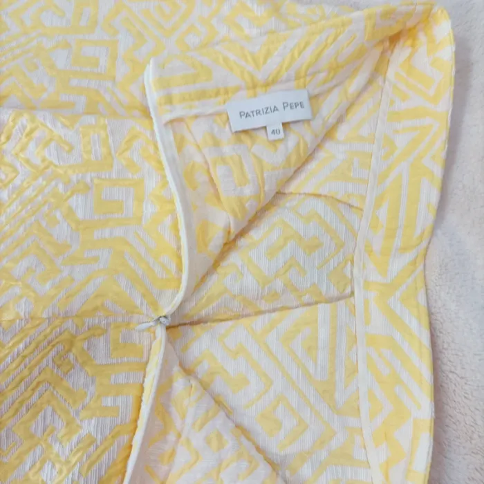 Mini jupe jaune beurre et blanche à motifs géométriques – taille 40 – Patrizia Pepe coton A977 - photo numéro 2