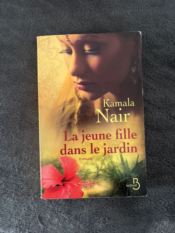 đ La jeune fille dans le jardin â Kamala Nair