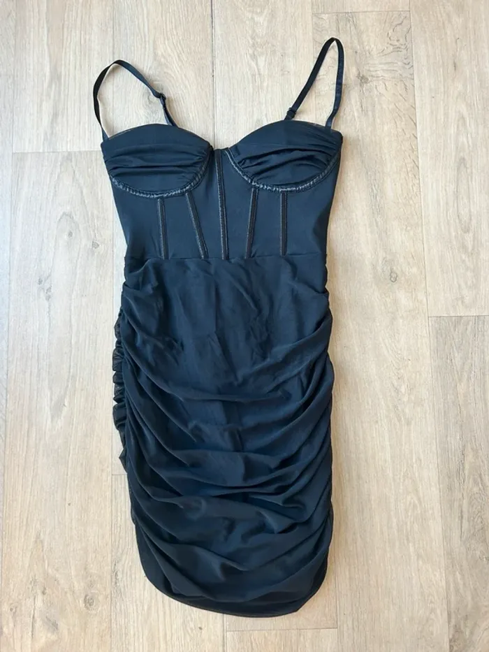 Robe vintage noir cintrée