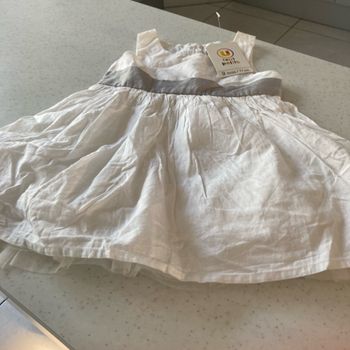 Jolie robe blanche grise avec tulle en bas