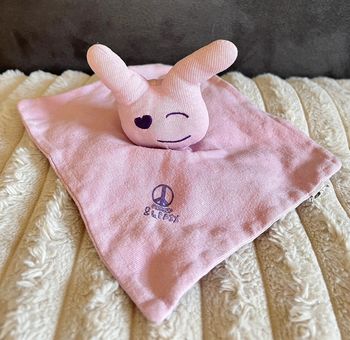 Doudou lapin plat violet rose l’amour et la paix